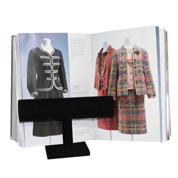 The Collection of the Kyoto Costume Institute Fashion History Book - Picture 8 of 10